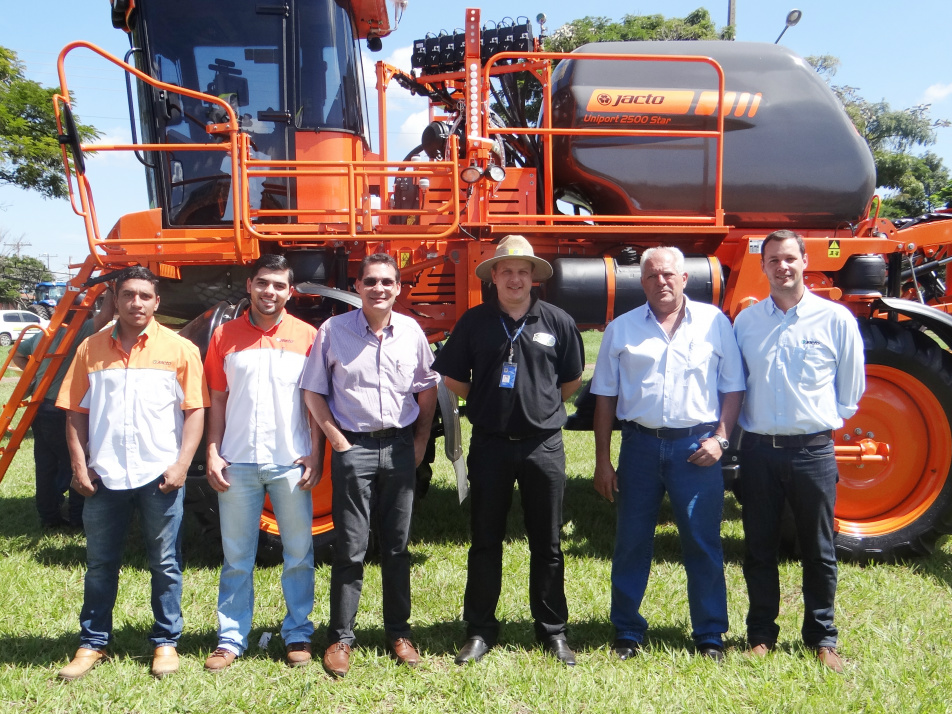 Produtores rurais do município de Amambai e da região estiveram observando as máquinas agrícolas. / Foto: Moreira Produções