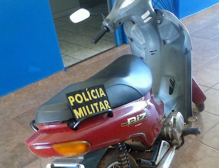 Policiais de Paranhos recuperam moto furtada