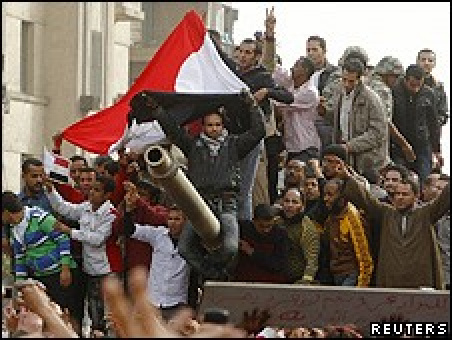 Manifestantes fazem protesto no Egito. A facção Al-Qaeda apelou aos manifestantes egípcios para que façam uma guerra santa.