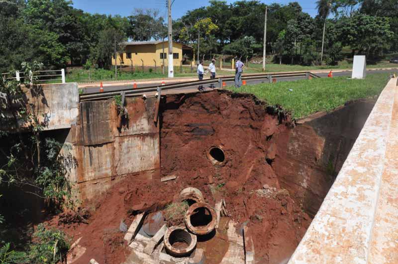 Ponte do rio Panduí é interditada em Amambai Ponte do rio Panduí é interditada em Amambai
