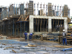 Custo da construção civil fecha 2013 com alta de 0,52% Os materiais de construção tiveram inflação de 4,48% ao longo de 2013, mas o custo com a mão de obra caiu 3,94% no período
