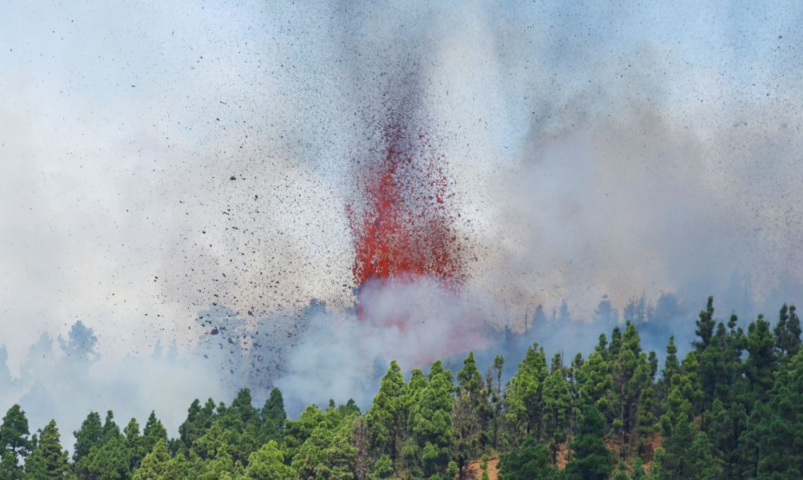 Ilhas Canárias: lava de vulcão continua a se aproximar da água © BORJA SUAREZ