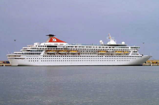 Navio das Bahamas está atracado em Santos Navio das Bahamas está atracado em Santos