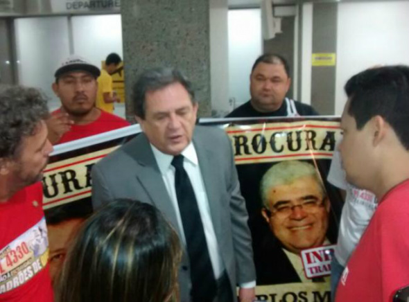 Deputados que aprovaram terceirização são hostilizados em Campo Grande O senador Waldemir Moka (PMDB) se comprometeu a fazer uma discussão mais aprofundada para que não se acabe com os direitos e abra brecha para terceirização de todo setor público.
