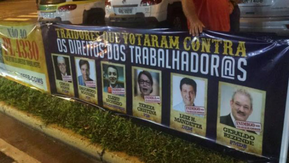 Deputados que aprovaram terceirização são hostilizados em Campo Grande Deputados que aprovaram terceirização são hostilizados em Campo Grande