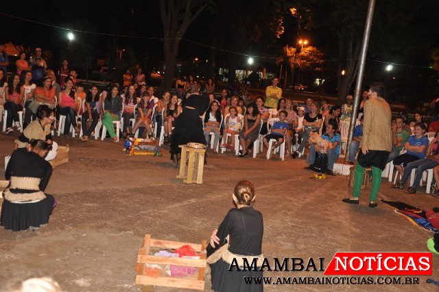 Teatro na Praça, gratuito para a população de Amambai. Foto: Moreira Produções.