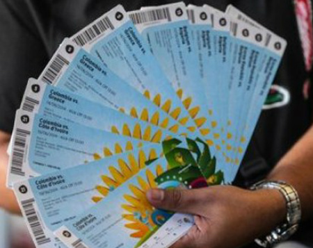 Polícia detém mais 7 estrangeiros vendendo ingressos Polícia detém mais 7 estrangeiros vendendo ingressos