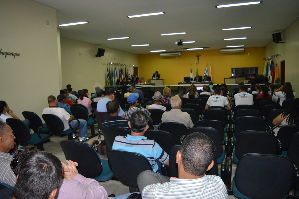 Projetos polêmicos são aprovados no legislativo de Amambai Membros da comunidade acompanharam os trabalhos realizados pelos membros do legislativo / Foto: Moreira Produções