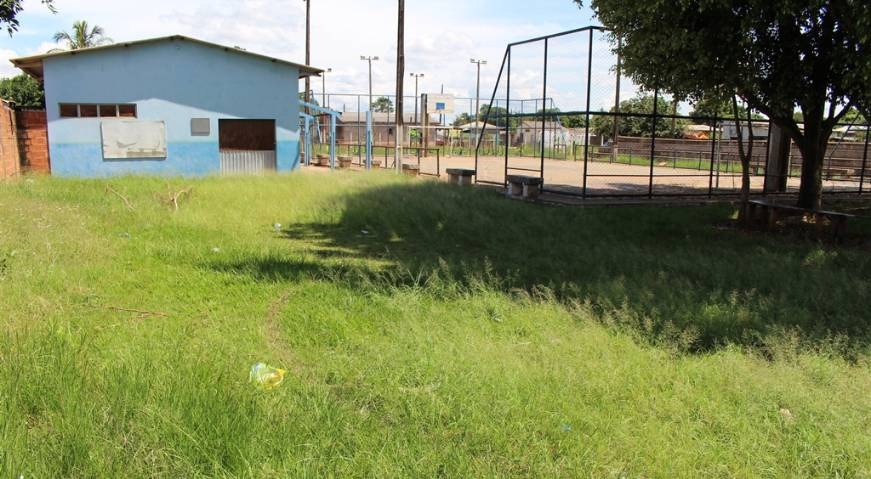 Lígia quer melhorias na quadra de esportes e parquinho infantil da vila Cristina Vereadora pede que sejam feitas melhorias na quadra de esportes da vila Cristina / Foto: Vilson Nascimento