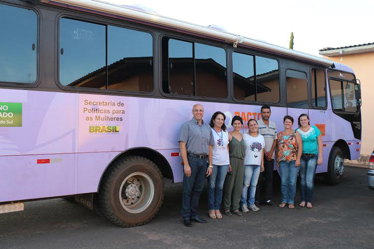 Amambai: Atendimento em ônibus combate a violência contra mulheres no campo Rodrigo Selhorst, Secretário de Gestão, a gestora da coordenadoria de políticas públicas para as mulheres de Amambai, Zélia Borges, a equipe responsável pela Unidade Móvel e a membro do CMDMA, Jaqueline Casagrande.