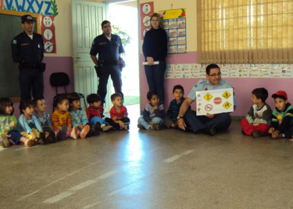 Proerd dá instruções sobre cuidados no trânsito em creche