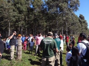Funcionários da Funai atendendo indígenas na Fazenda Cambará (Foto: Arquivo)