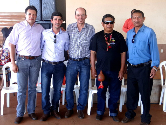 Presidente do Sindicato Rural de Amambai participa de ato solene em aldeia E/d: Vereador Jaime Bambil, o presidente do SRA Ronan Silva, o prefeito de Amambai, Sérgio Barbosa, o vice-capitão Guarani-kaiowá Arsênio Vasquez e o “capitão” da Aldeia Amambai, Italiano Vasquez / Foto: Moreira Produções
