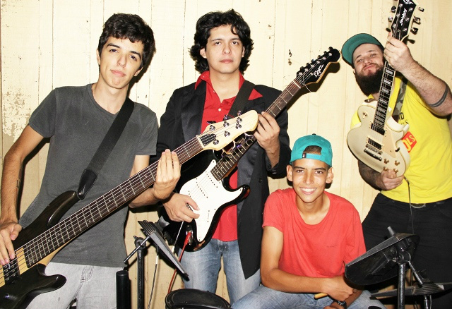 O baixista, Renato Lucas, guitarrista, Rafael, baterista, Adryel e guitarrista base, Rick Strabler da Banda Reise.