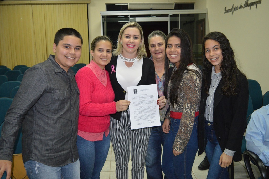 A empresária Fabíola Neves da Silva esteve na sessão do legislativo acompanhando apresentação da solicitação / Foto: Moreira Produções