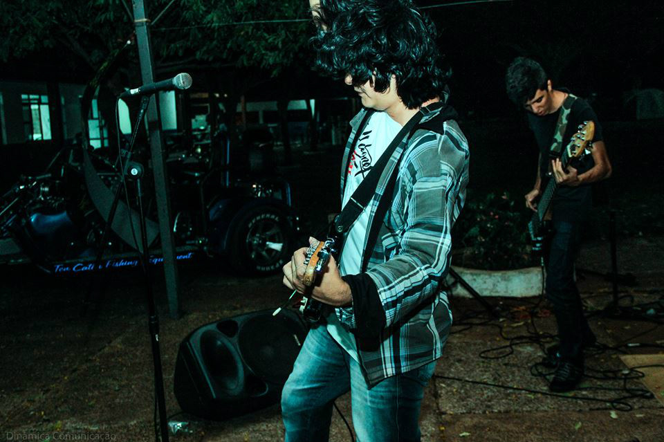 Na foto o guitarrista Rafael e baixista Renato Lucas durante show realizado em Amambai. 
