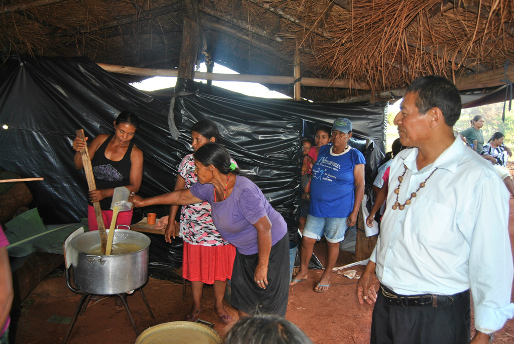 Capitão da aldeia Amambai, Italiano Vasques, coordenou a preparação da chicha feita por mulheres indígenas.