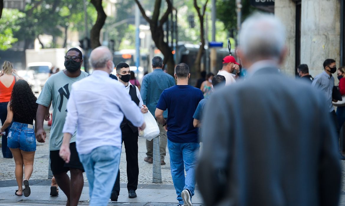 Covid-19: casos no país diminuem após ajuste de dados em estados Foto: Agência Brasil