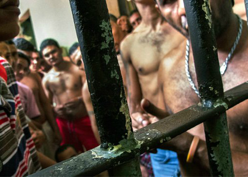 Em sua primeira manifestação sobre a crise de segurança no estado, a presidente escreveu no Twitter, na manhã desta sexta-feira: 