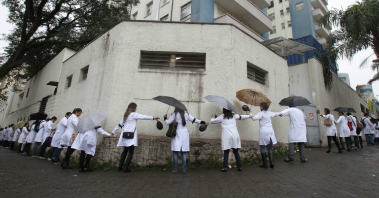 Médicos residentes param por melhores condições de trabalho e ensino Médicos residentes param por melhores condições de trabalho e ensino