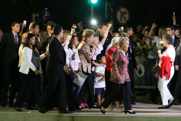 Dilma desce a rampa, recebe apoio de mulheres e diz estar de alma lavada A presidenta Dilma disse que a democracia, para ela, também é uma questão de luta contra o preconceito de gêneroValter Campanato/Agência Brasil