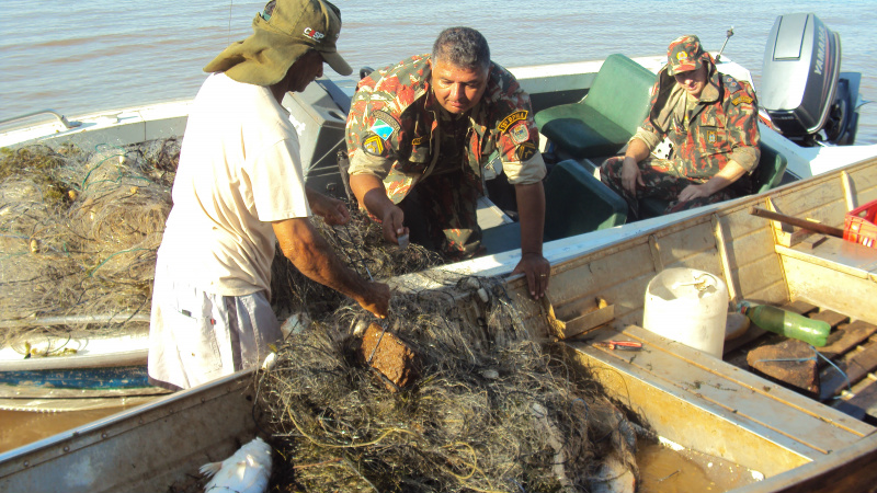 PMA prende dois pescadores profissionais e apreende 2 km de redes PMA prende dois pescadores profissionais e apreende 2 km de redes