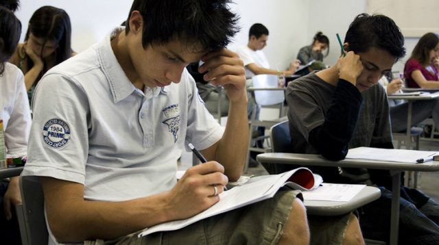 Hora do Enem: estudantes sem internet têm até hoje para pedir vaga em simulado