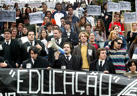 Salário deplorável e condições degradantes para os professores