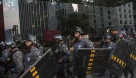 Polícia lança bombas de gás lacrimogêneo em manifestantes na Paulista