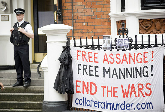Países da OEA aprovam reunião de chanceleres sobre o caso Assange