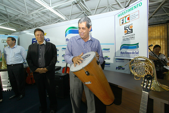 Governador entrega kits de intrumentos musicais para bandas de 13 municípios