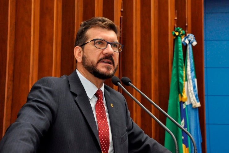 Kemp faz apelo para que governo pague salários atrasados de professores Na tribuna, Pedro Kemp defendeu que os salários sejam pagos ainda neste mês, por meio de folha complementar