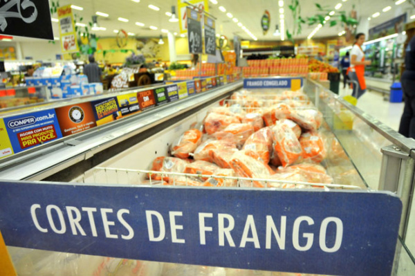 Carnes de frango e de porco devem ter aumento nos preços de até 50% em todo MS Carnes de frango e de porco devem ter aumento nos preços de até 50% em todo MS