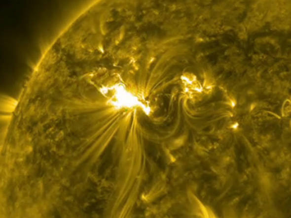 Imagens das regiões do Sol onde as explosões ocorreram revelam uma complexa rede de manchas, indicando que há quantidades enormes de energia magnética