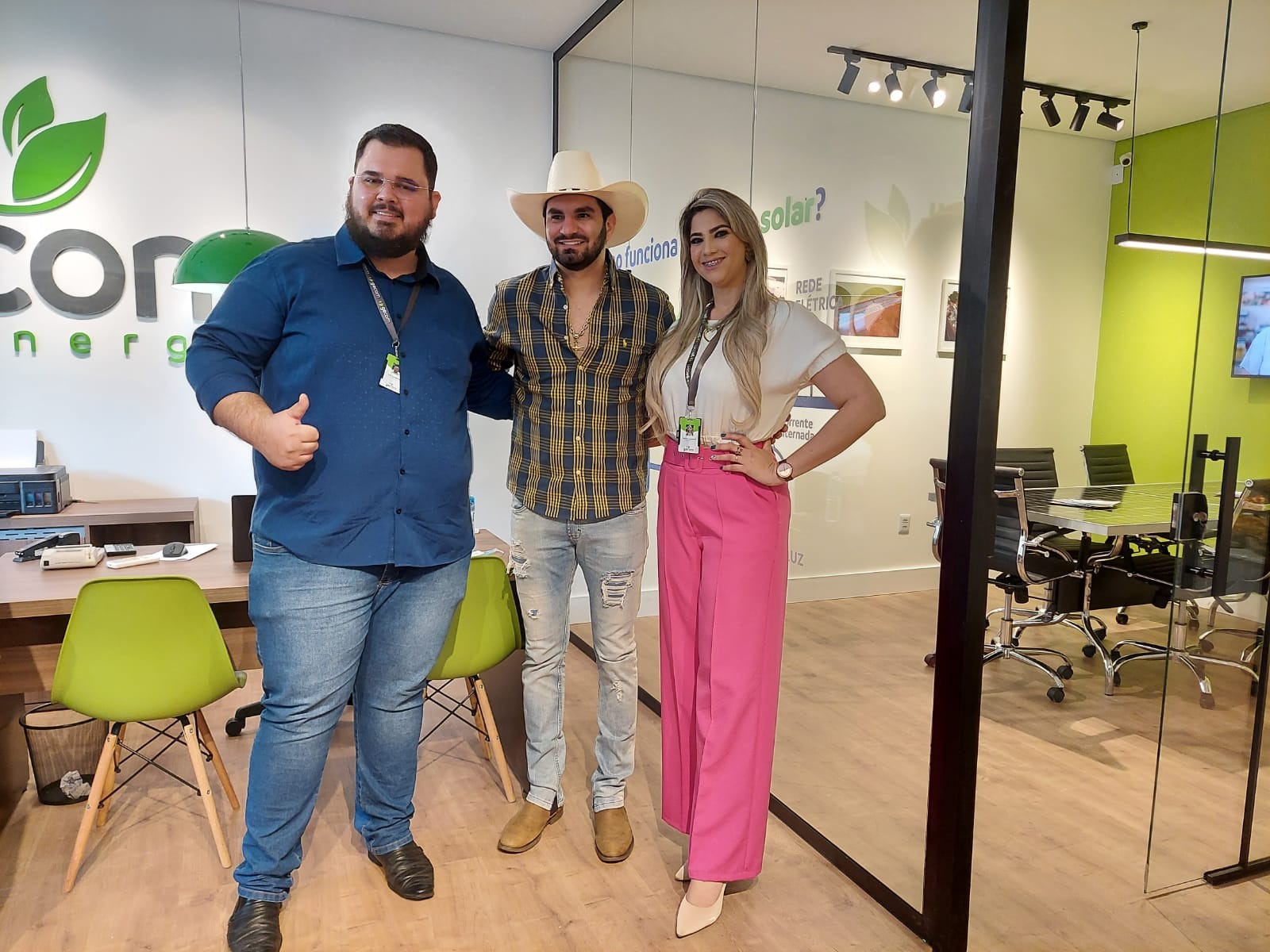 Empresários com o cantor Loubet, embaixador Oficial da Gecom Energia. Foto: Raquel Fernandes