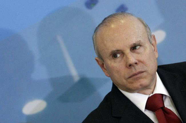 Governo fecha a economia. E começa pelos carrões Governo fecha a economia. E começa pelos carrões
