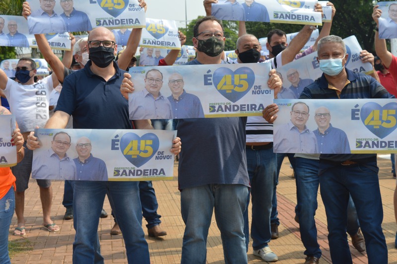 Dr. Bandeira e Rodrigo Selhorst iniciam campanha eleitoral Na ocasião, os políticos e apoiadores estiveram realizando adesivagem de veículos e conversando com a população / Foto: Moreira Produções