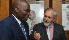 O embaixador de Angola no Brasil, Nelson Cosme, e o presidente da EBC, Nelson Breve, no lançamento da novela Windeck /Valter Campanato/Agência Brasil