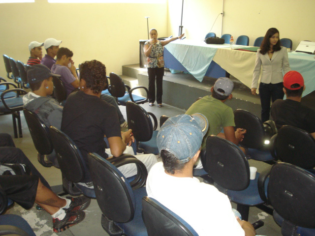 Adolescentes que cumprem medidas socioeducativas recebem palestra da Funtrab