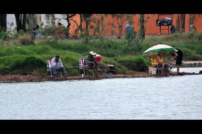 Mato Grosso do Sul tem doze municípios com as maiores temperaturas do Brasil População se refresca na Lagoa Itatiaia em Campo Grande - Foto: Valdenir Rezende / Correio do Estado