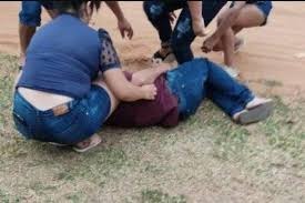 Ataque de pistoleiros a veículo deixa dois mortos na fronteira Um dos homens sendo socorrido pelos moradores. (Foto: Amambay Vision)