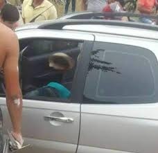 Ataque de pistoleiros a veículo deixa dois mortos na fronteira Veículo onde as vítimas estavam quando foram atacadas. (Foto: Amambay Vision)