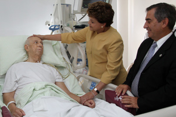 Dilma conversa durante meia hora com Alencar, que tem estado de saúde estável