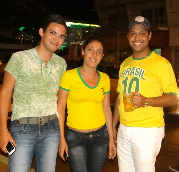 Torcedores amambaienses opinam sobre jogo da seleção contra Camarões Anderson, Junior e Zilda / Foto: Moreira Produções