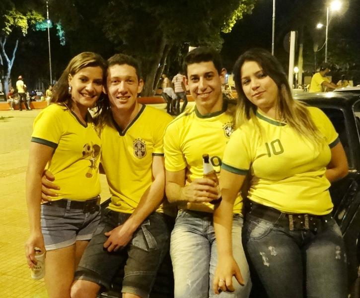 Torcedores amambaienses opinam sobre jogo da seleção contra Camarões Torcedores se reúnem na praça da cidade após os jogos / Foto: Moreira Produções
