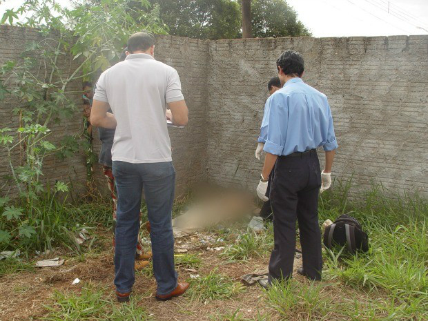 'Até hoje estou revoltada', diz mãe de vítima do Maníaco da Cruz Peritos no local onde o corpo do pedreiro foi encontrado (Foto: Sidnei Bronka/Dourados Agora)