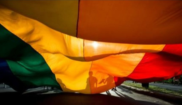 Comissão aprova Estatuto da Familia com conceito que exclui casais homoafetivos Comissão aprova Estatuto da Familia com conceito que exclui casais homoafetivos