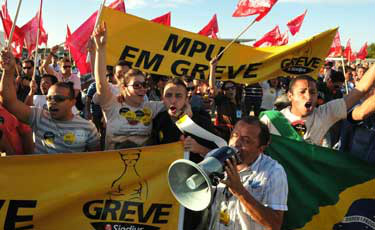 Barulho provocado por grevistas irrita trabalhadores dos ministérios