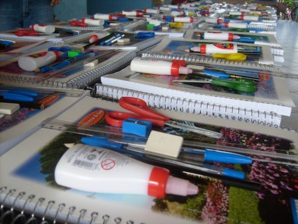 Alunos da Rede Estadual recebem 320 mil kits contendo cadernos e material pedagógico Alunos da Rede Estadual recebem 320 mil kits contendo cadernos e material pedagógico
