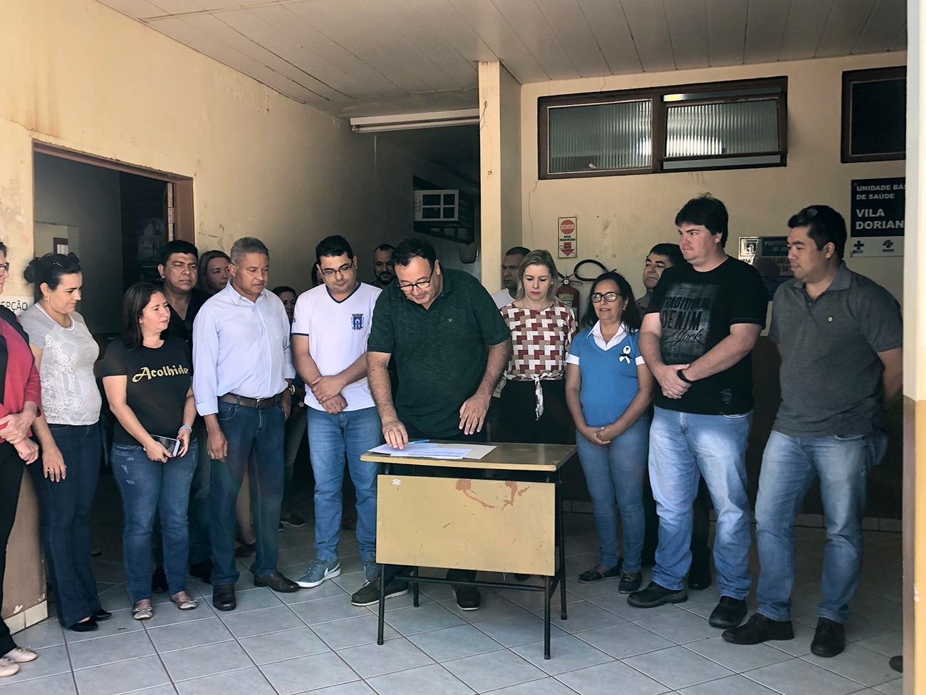 Prefeito e vereadores, durante ato de assinatura da Ordem de Serviço para execução das obras de reforma do PSF da vila Doriane / Fotos: Felipe schinaider 